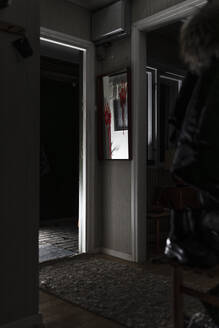 Blutflecken auf dem Spiegel in der Kabine - ein beunruhigendes Zeichen für ein mögliches Verbrechen - MASF39597