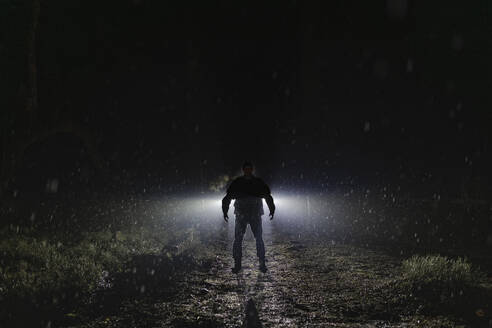 Silhouette Dämon stehend im Wald bei Nacht während der Regenzeit - MASF39616