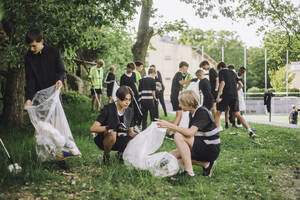 Junge Helfer sammeln Abfall in Plastiktüten, um die Umwelt zu reinigen - MASF39642