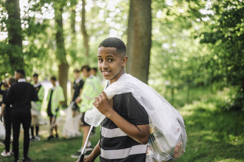 Porträt eines Jungen mit Müllsack über der Schulter - MASF39662