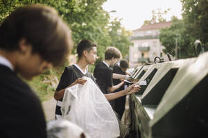 Jungen werfen Plastikmüll in die Recycling-Tonne - MASF39715