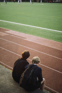Teenager-Jungs betrachten ein Fußballspiel von hinten. - MASF39737
