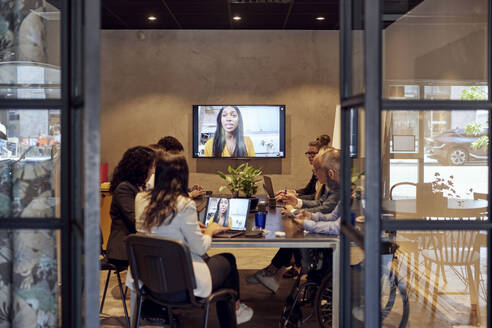 Multirassisches Geschäftsteam bespricht sich bei einem virtuellen Treffen im Kreativbüro - MASF39886