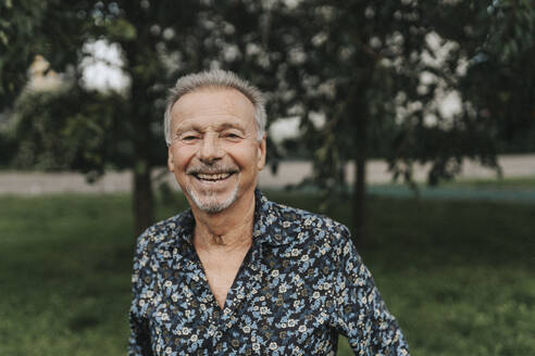 Porträt eines glücklichen älteren Mannes im Park - MASF39916