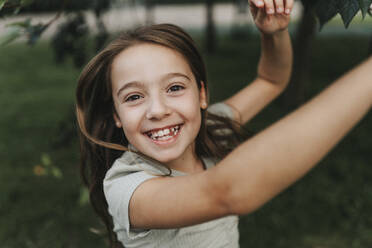 Porträt eines fröhlichen Mädchens, das im Park tanzt - MASF39920