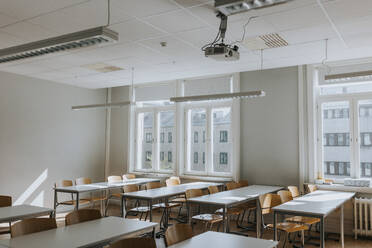 Leere Stühle und Tische im Klassenzimmer der Schule - MASF40091