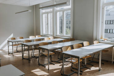 Leeres Klassenzimmer mit Stühlen und Tischen in der Schule - MASF40092