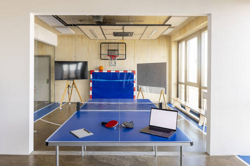 Laptop auf dem Tennistisch im modernen Büro - PESF04039