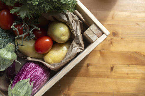 Frisches Bio-Gemüse in Kiste auf Holztisch - VPIF08790