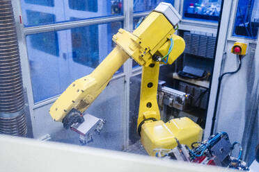 Industrieroboter in einer modernen Fabrik - DIGF20727