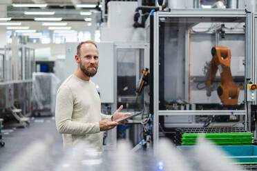 Techniker mit digitalem Tablet in einer Fabrikhalle - DIGF20856