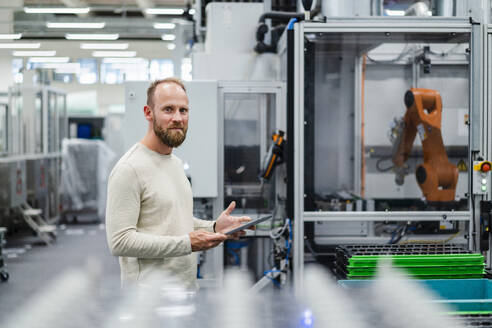 Techniker mit digitalem Tablet in einer Fabrikhalle - DIGF20856