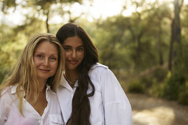 Teenager-Mädchen und Mutter mit langen Haaren im Wald - ANNF00510