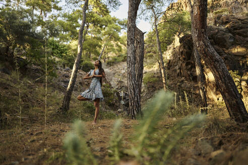 Teenager-Mädchen übt Baum-Pose Yoga im Wald - ANNF00540