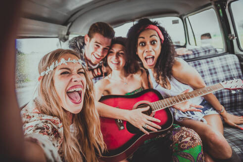 Eine Gruppe von Freunden reist mit einem alten Minivan - Hippies fahren in die Natur - DMDF06875
