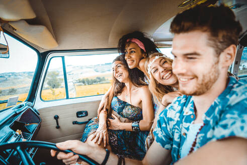 Eine Gruppe von Freunden reist mit einem alten Minivan - Hippies fahren in die Natur - DMDF06878