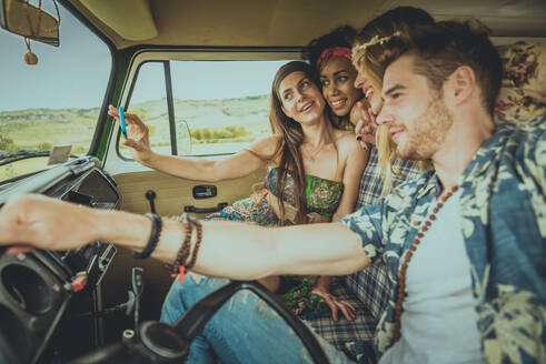 Eine Gruppe von Freunden reist mit einem alten Minivan - Hippies fahren in die Natur - DMDF06879