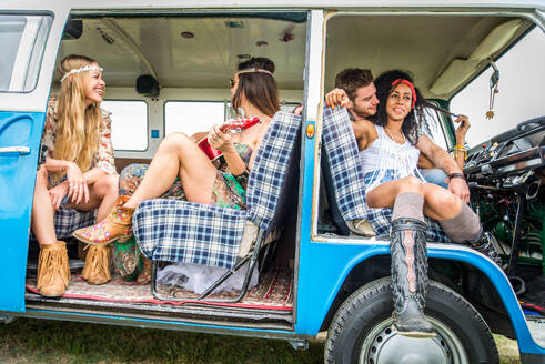 Eine Gruppe von Freunden reist mit einem alten Minivan - Hippies fahren in die Natur - DMDF06880