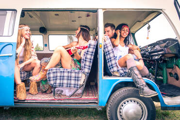 Eine Gruppe von Freunden reist mit einem alten Minivan - Hippies fahren in die Natur - DMDF06881