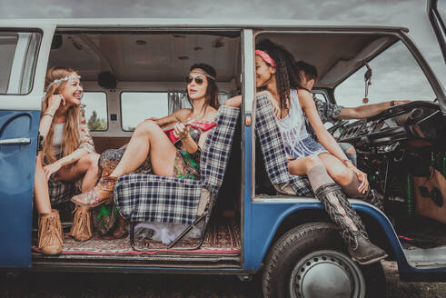 Eine Gruppe von Freunden reist mit einem alten Minivan - Hippies fahren in die Natur - DMDF06882