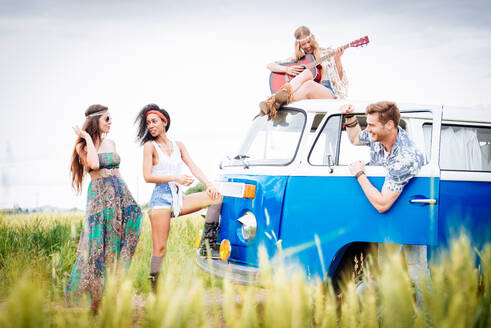 Eine Gruppe von Freunden reist mit einem alten Minivan - Hippies fahren in die Natur - DMDF06883