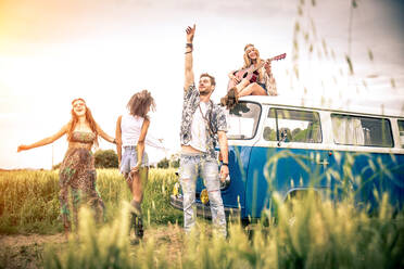 Eine Gruppe von Freunden reist mit einem alten Minivan - Hippies fahren in die Natur - DMDF06884