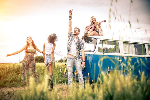 Eine Gruppe von Freunden reist mit einem alten Minivan - Hippies fahren in die Natur - DMDF06884