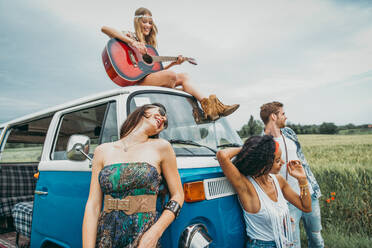 Eine Gruppe von Freunden reist mit einem alten Minivan - Hippies fahren in die Natur - DMDF06885