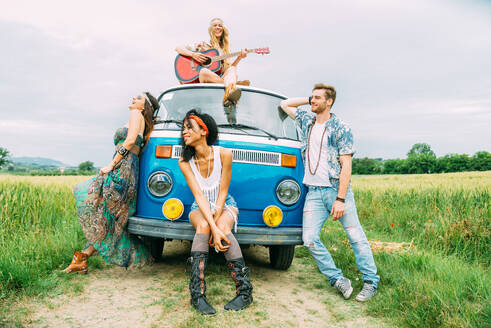 Eine Gruppe von Freunden reist mit einem alten Minivan - Hippies fahren in die Natur - DMDF06886