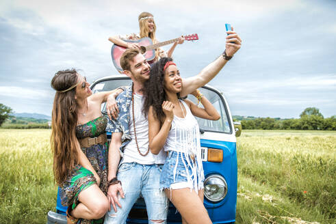 Eine Gruppe von Freunden reist mit einem alten Minivan - Hippies fahren in die Natur - DMDF06887