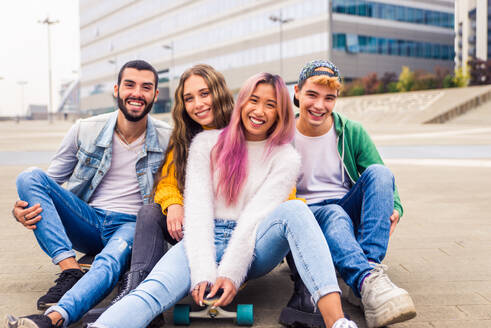 Fröhliche junge Leute, die sich im Freien treffen - Gruppe von fröhlichen Teenagern, die Spaß haben, Konzepte über Teenager, Lifestyle und Generation Z - DMDF06892
