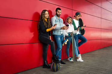 Happy young people meeting outdoors - Group of cheerful teenagers having fun, concepts about teenage, lifestyle and generation z - DMDF06897