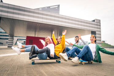 Happy young people meeting outdoors - Group of cheerful teenagers having fun, concepts about teenage, lifestyle and generation z - DMDF06900