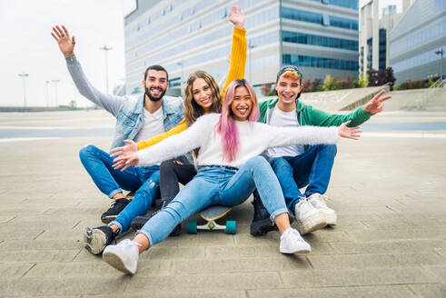 Fröhliche junge Leute, die sich im Freien treffen - Gruppe von fröhlichen Teenagern, die Spaß haben, Konzepte über Teenager, Lifestyle und Generation Z - DMDF06901