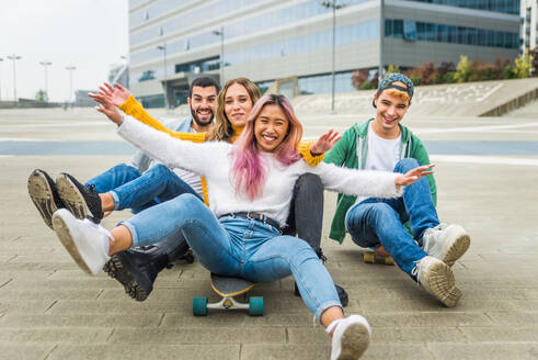 Fröhliche junge Leute, die sich im Freien treffen - Gruppe von fröhlichen Teenagern, die Spaß haben, Konzepte über Teenager, Lifestyle und Generation Z - DMDF06902