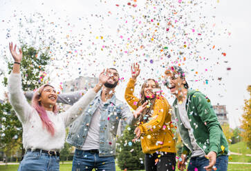 Happy young people meeting outdoors - Group of cheerful teenagers having fun, concepts about teenage, lifestyle and generation z - DMDF06905