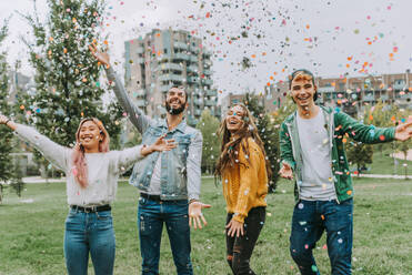 Happy young people meeting outdoors - Group of cheerful teenagers having fun, concepts about teenage, lifestyle and generation z - DMDF06906