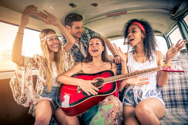 Eine Gruppe von Freunden reist mit einem alten Minivan - Hippies fahren in die Natur - DMDF06909