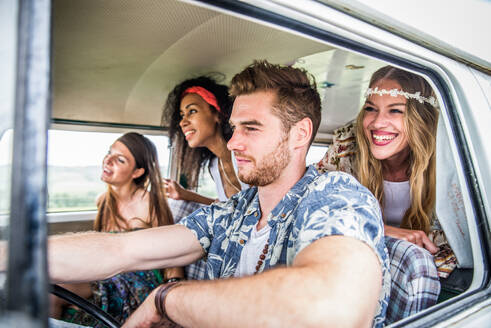 Eine Gruppe von Freunden reist mit einem alten Minivan - Hippies fahren in die Natur - DMDF06910
