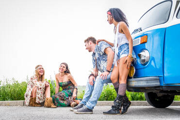 Eine Gruppe von Freunden reist mit einem alten Minivan - Hippies fahren in die Natur - DMDF06911