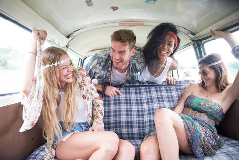 Eine Gruppe von Freunden reist mit einem alten Minivan - Hippies fahren in die Natur - DMDF06912