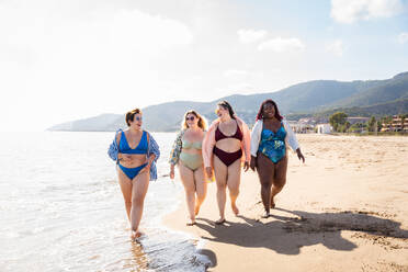 Gruppe von schönen Plus-Size-Frauen mit Badebekleidung Bonding und Spaß haben am Strand - Gruppe von kurvigen Freundinnen genießen Sommerzeit am Meer, Konzepte über Körper Akzeptanz, Körper positiv und Selbstvertrauen - DMDF06949