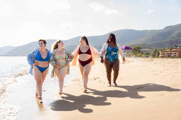 Gruppe von schönen Plus-Size-Frauen mit Badebekleidung Bonding und Spaß haben am Strand - Gruppe von kurvigen Freundinnen genießen Sommerzeit am Meer, Konzepte über Körper Akzeptanz, Körper positiv und Selbstvertrauen - DMDF06962