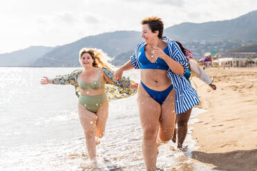 Gruppe von schönen Plus-Size-Frauen mit Badebekleidung Bonding und Spaß haben am Strand - Gruppe von kurvigen Freundinnen genießen Sommerzeit am Meer, Konzepte über Körper Akzeptanz, Körper positiv und Selbstvertrauen - DMDF06966