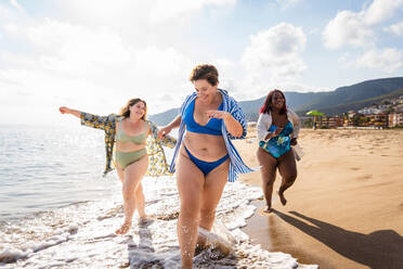 Gruppe von schönen Plus-Size-Frauen mit Badebekleidung Bonding und Spaß haben am Strand - Gruppe von kurvigen Freundinnen genießen Sommerzeit am Meer, Konzepte über Körper Akzeptanz, Körper positiv und Selbstvertrauen - DMDF06968