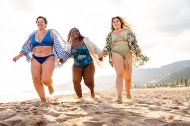 Gruppe von schönen Plus-Size-Frauen mit Badebekleidung Bonding und Spaß haben am Strand - Gruppe von kurvigen Freundinnen genießen Sommerzeit am Meer, Konzepte über Körper Akzeptanz, Körper positiv und Selbstvertrauen - DMDF06975