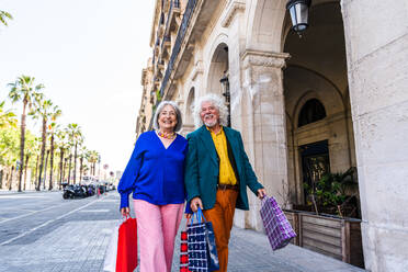 Älteres Paar von alten Menschen, die sich im Freien treffen - Verheirateter älterer Mann und verliebte Frau, die Zeit miteinander verbringen - Großeltern, die Spaß beim Spaziergang in der Stadt haben - DMDF06984