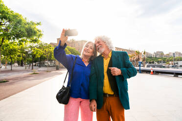 Älteres Paar von alten Menschen, die sich im Freien treffen - Verheirateter älterer Mann und verliebte Frau, die Zeit miteinander verbringen - Großeltern, die Spaß beim Spaziergang in der Stadt haben - DMDF06987