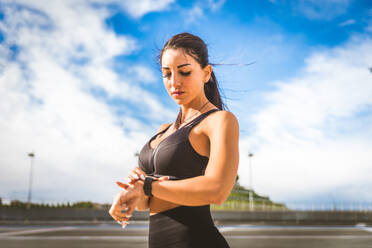 Sportliches Mädchen mit festem Körper, das draußen trainiert - Schöne Frau, die einige Sportübungen macht, Konzepte über Gesundheit, Lebensstil und funktionelles Training - DMDF06990