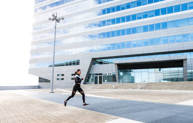 Sportliches Mädchen mit festem Körper, das draußen trainiert - Schöne Frau, die einige Sportübungen macht, Konzepte über Gesundheit, Lebensstil und funktionelles Training - DMDF06995